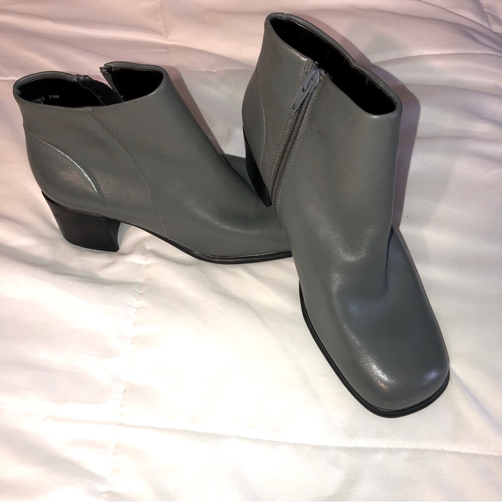 Size 7 1/2 M gray genuine leather heeled ankle boots by White Mt - NWOT